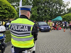 Zdjęcie przedstawia: symulację wypadku i policjanta