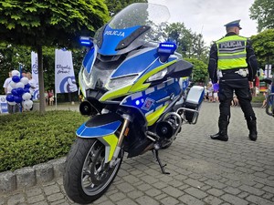 Zdjęcie przedstawia: motocykl policyjny