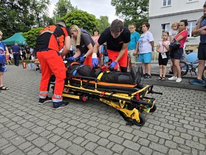Zdjęcie przedstawia: ratowników z dzieckiem