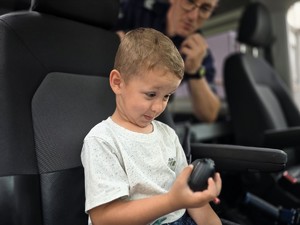Zdjęcie przedstawia: dziecko w radiowozie