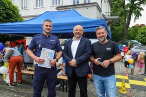 Zdjęcie przedstawia: policjanta z mężczyznami