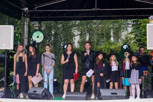 Zdjęcie przedstawia: dzieci śpiewające na scenie