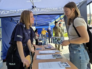 Zdjęcie przedstawia: policjantkę rozmawiającą z młodą dziewczyną.