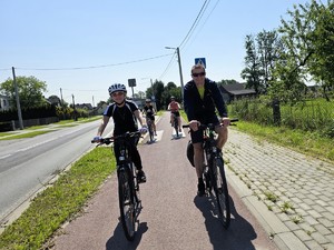 Zdjęcie przedstawia: czterech ludzi jadących na rowerach.