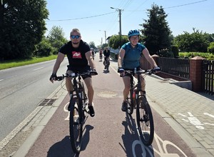 Zdjęcie przedstawia: kobiet i mężczyznę na ścieżce rowerowej.