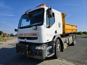 Zdjęcie przedstawia: samochód ciężarowy z napisem &quot;służba drogowa&quot;.