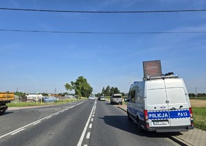 Zdjęcie przedstawia: policyjny samochód z napisem &quot;wypadek&quot; na dachu.