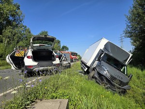 Zdjęcie przedstawia: samochód osobowy i ciężarowy.