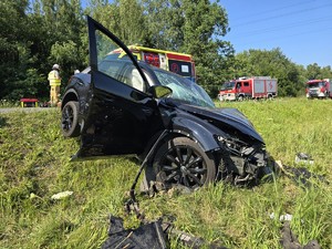 Zdjęcie przedstawia: samochód uczestniczący w wypadku.