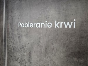 Zdjęcie przedstawia: ścianę z napisem "Pobieranie krwi".