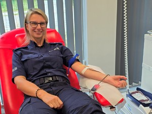 Zdjęcie przedstawia: umundurowaną policjantkę, w trakcie oddawania krwi.