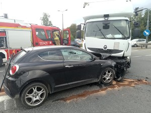 Zdjęcie przedstawia: rozbite samochody.