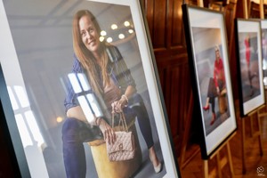 zdjęcie przedstawia: wystawę ze zdjęciami kobiet.