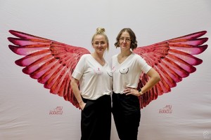zdjęcie przedstawia: uczestniczki wydarzenia wraz z namalowanymi różowymi skrzydłami.