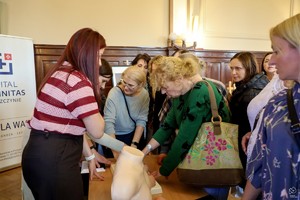 zdjęcie przedstawia: kobiety obserwujące popiersie.