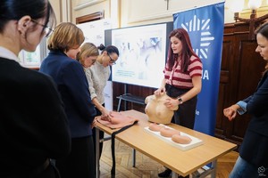 zdjęcie przedstawia: kobiety oglądające popiersie.