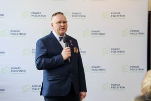 zdjęcie przedstawia: mężczyznę mówiącego do publiczności.