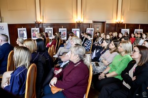 zdjęcie przedstawia: kobiety słuchające wypowiedzi.