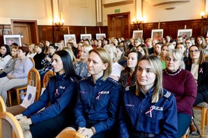 zdjęcie przedstawia: policjantki wraz kobietami uczestniczące w wydarzeniu.