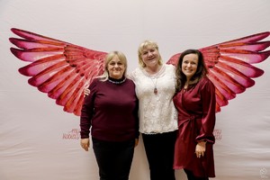 zdjęcie przedstawia: trzy uśmiechnięte kobiety.