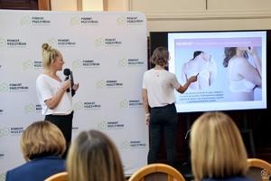 zdjęcie przedstawia: dwie kobiety przedstawiające prezentacje.