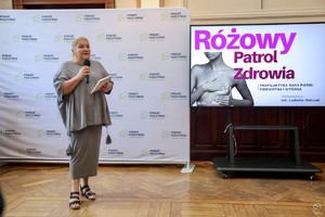 zdjęcie przedstawia: kobietę mówiącą do mikrofonu.