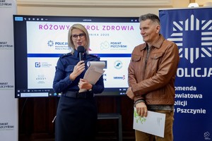 zdjęcie przedstawia: policjantkę mówiącą do mikrofonu.