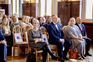 zdjęcie przedstawia: policjantki wraz z uczestnikami.