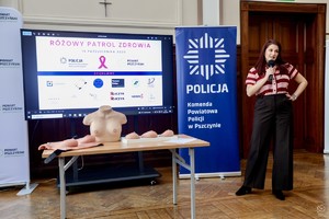 zdjęcie przedstawia: kobietę wraz z manekinem popiersia.