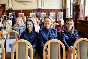zdjęcie przedstawia:  trzy policjantki uczestniczące w wydarzeniu.