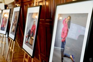 zdjęcie przedstawia: zdjęcia kobiet w ramkach.