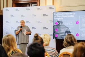 zdjęcie przedstawia: kobietę przedstawiającą prezentacje.