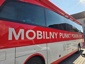 zdjęcie przedstawia: autokar mobilnego punktu poboru krwi.