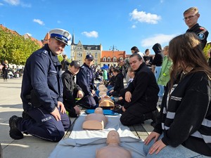 zdjęcie przedstawia: policjantów wraz z uczestnikami i manekinami.
