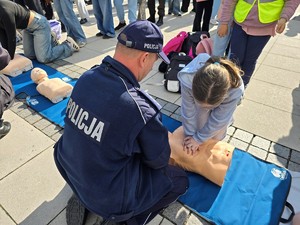 zdjęcie przedstawia: policjanta nadzorującego ćwiczenia na manekinie.