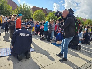 zdjęcie przedstawia: kamerzystę uwieczniającego całe wydarzenie.