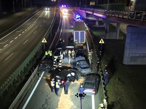 Zdjęcie z góry przedstawia rozbite samochody na drodze