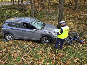 Zdjęcie przedstawia policjanta na miejscu zdarzenia.