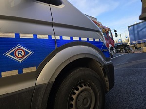 Zdjęcie przedstawia radiowóz na miejscu zdarzenia.