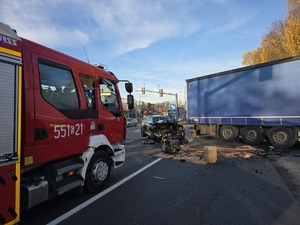 Zdjęcie przedstawia wóz strażacki na miejscu zdarzenia.