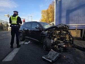Zdjęcie przedstawia umundurowanego policjanta na miejscu zdarzenia.