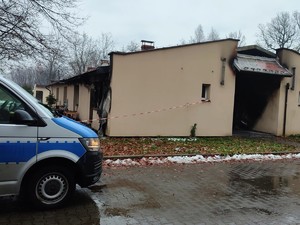 Zdjęcie przedstawia radiowóz na miejscu zdarzenia.