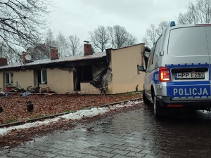 Zdjęcie przedstawia radiowóz na miejscu zdarzenia.