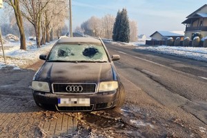 na zdjęciu zaparkowany pojazd przy jezdni z oblodzonymi szybami