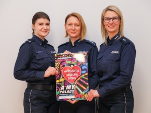 Zdjęcie: umundurowane policjantki z kalendarzem.