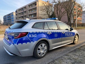 Zdjęcie: radiowóz. Z tyłu widoczne blokowiska.