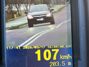 Zdjęcie przedstawia widok z urządzenia służącego do mierzenia prędkości.