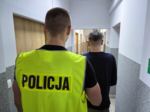 Policjant z zatrzymanym.