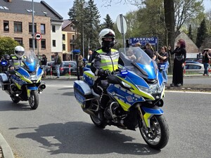 Zdjęcie przedstawia policjantów na motocyklach policyjnych.