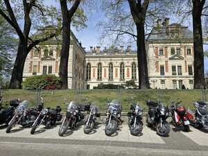 Zdjęcie przedstawia motocykle.
